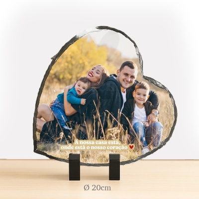 Disco de pedra com impressão de família e texto em português em forma de coração.