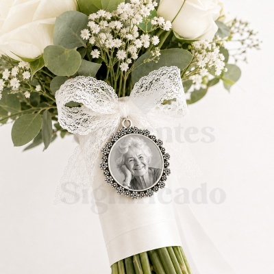 Buquê de flores com rosas brancas e medalhão com foto