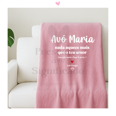 Manta rosa com texto personalizado colocada sobre sofá branco