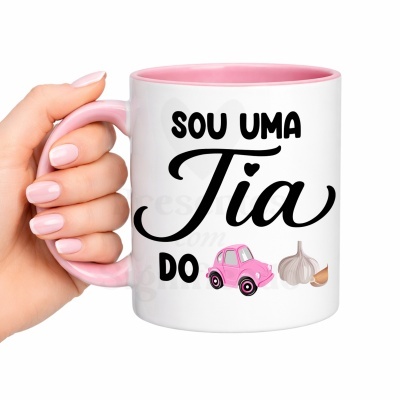 Caneca branca com pega e interior rosa e texto com imagens decorativas