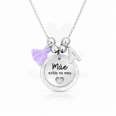 Colar prateado com pendente redondo gravado e tassel lilás