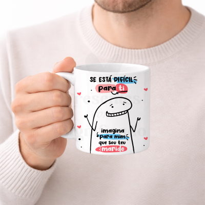 Caneca branca com ilustração e texto em português com personagem e corações vermelhos