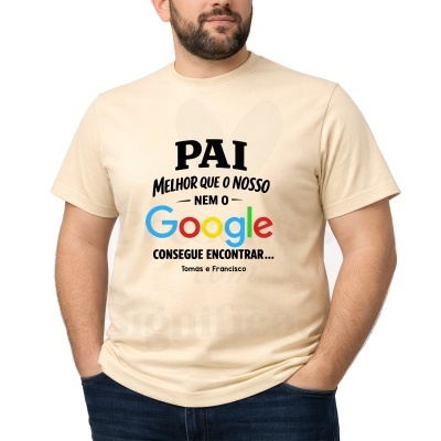 Homem a usar t-shirt bege com texto colorido e preto sobre pai e Google