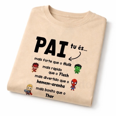 T-shirt bege com texto e desenhos de super-heróis.