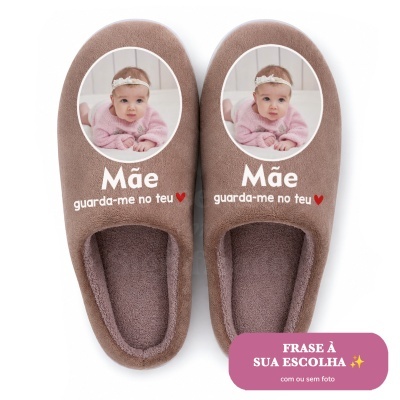 Chinelos castanhos felpudos com foto de bebé e texto para mãe.