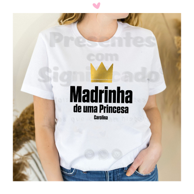 T-shirt branca com texto e coroa dourada