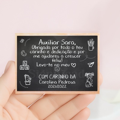 Quadro pequeno de giz com mensagem de agradecimento a auxiliar escolar, com desenhos relacionados à escola