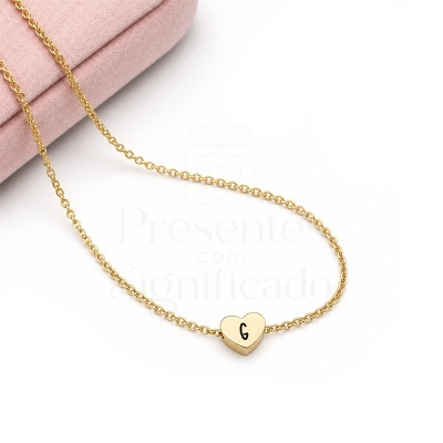 Colar dourado com coração e letra G