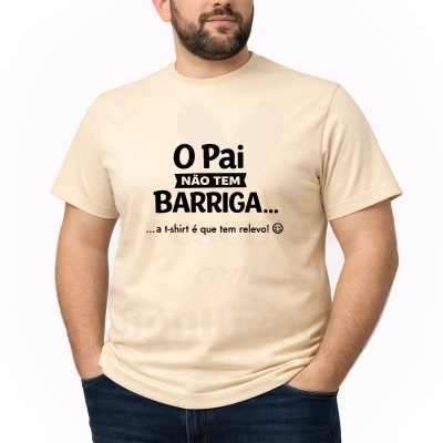 T-shirt bege masculina com texto preto estampado O Pai NÃO TEM BARRIGA... ...a t-shirt é que tem relevo!
