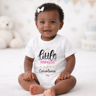 Body branco de bebé com texto estampado little PRINCESS Carolina e elementos decorativos