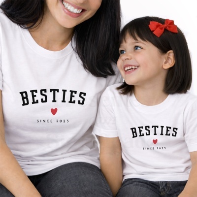T-shirts brancas BESTIES com coração vermelho e texto SINCE 2023