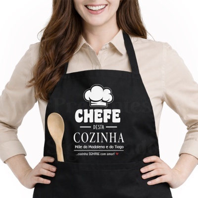 Avental preto com texto branco e vermelho e colher de pau no bolso