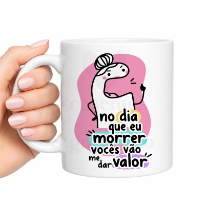 Caneca branca com desenho e texto em português.