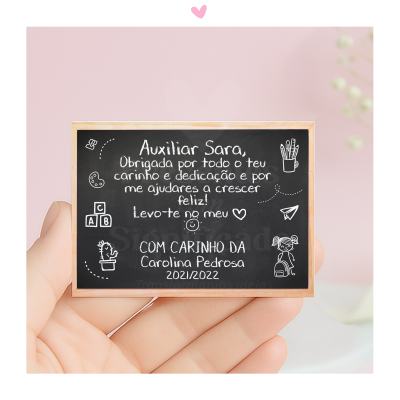 Mini quadro de ardósia com mensagem de agradecimento escrita à mão com moldura de madeira.