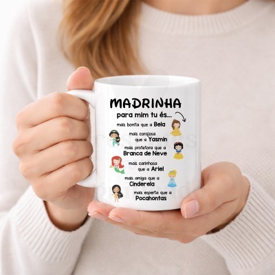 Caneca branca com texto e ilustrações de princesas Disney cartoon.