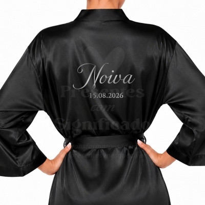 Robe preto de cetim com texto Noiva 15.08.2026 nas costas