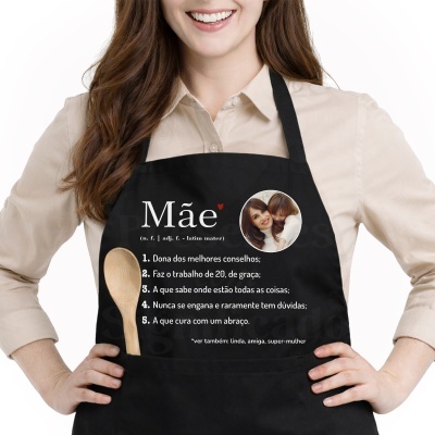 Avental preto com definição da palavra Mãe e foto de mãe com criança, usado por pessoa com camisa bege.