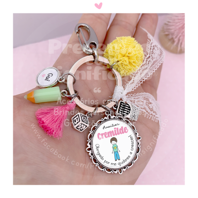 Chaveiro com pingentes coloridos e texto dedicado