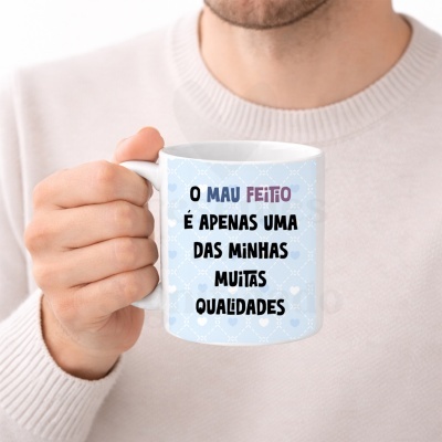 Caneca branca com fundo azul e texto em português