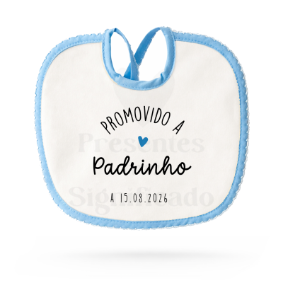 Babete branco com remate azul e texto PROMOVIDO A Padrinho A 15.08.2026