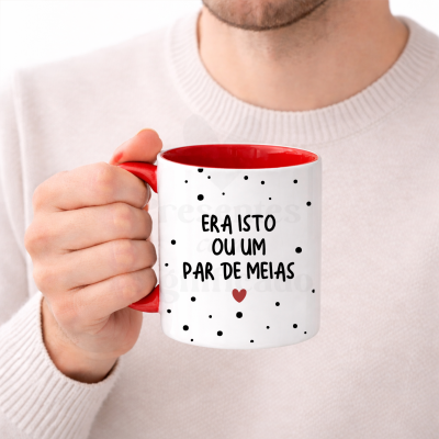 Caneca branca e vermelha com texto em português e estampas pretas e coração vermelho.