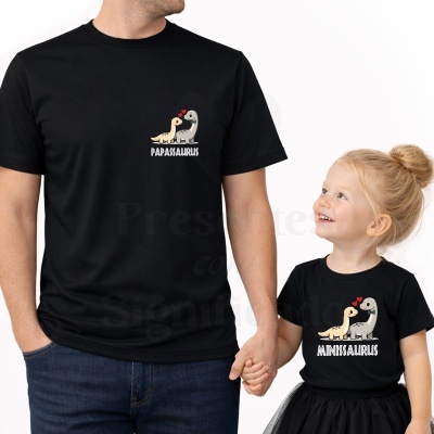 T-shirts pretos com dinossauros e texto PAPASSAURUS e MINISSAURUS