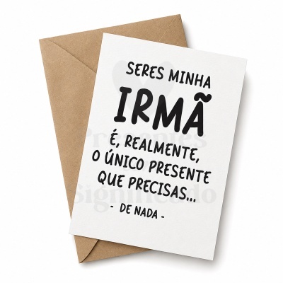 Cartão branco com mensagem em português e envelope castanho