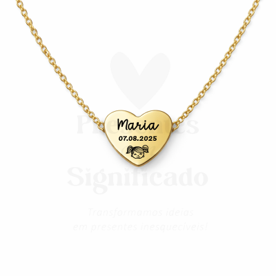 Colar dourado com pendente em forma de coração gravado com nome, data e desenho