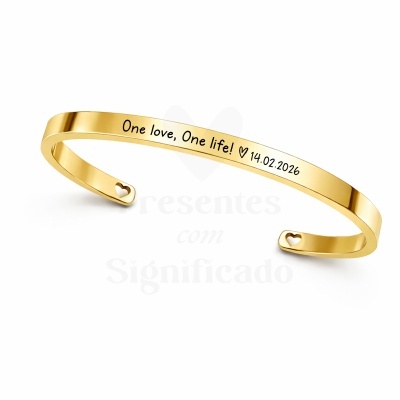 Pulseira dourada com gravação e corações recortados nas extremidades