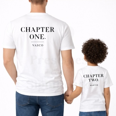 Duas t-shirts brancas com texto preto nas costas em fundo branco