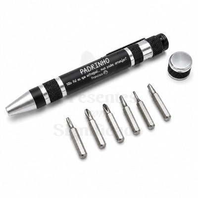 Caneta ferramenta preta com 6 pontas destacadas e gravação no corpo da caneta