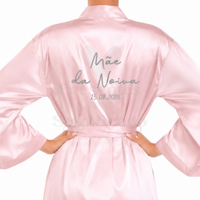 Robe de cetim rosa claro com texto Mãe da Noiva e data nas costas