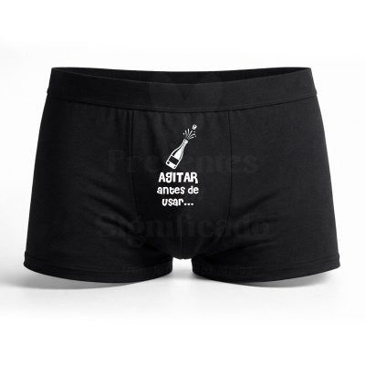 Cuecas pretas com estampa branca de uma garrafa de champanhe e texto humorístico