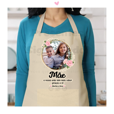 Avental bege com foto de crianças, flores e texto dedicado à mãe