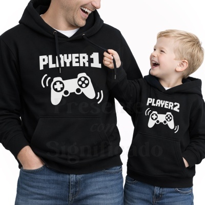 Dois casacos pretos com capuz e textos Player 1 e Player 2 com comandos de videojogos.