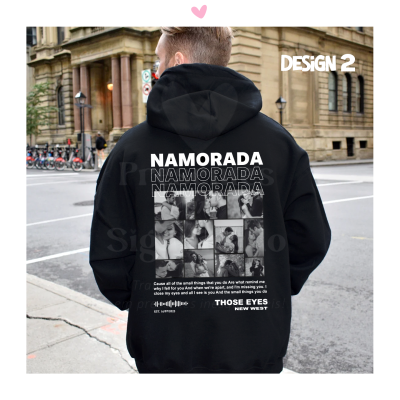 Casaco preto com capuz e estampa branca nas costas em ambiente urbano