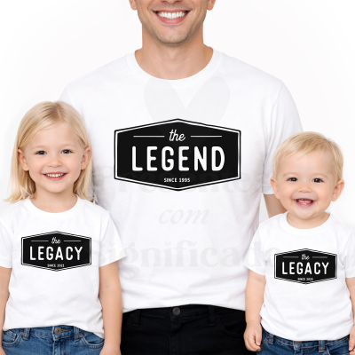 Três pessoas com t-shirts brancas com textos the LEGEND SINCE 1995 e the LEGACY SINCE 2021/2025.