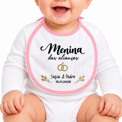 Babete branco com borda rosa e texto Menina das alianças com alianças douradas e nomes Sofia & Pedro 15.11.2026.
