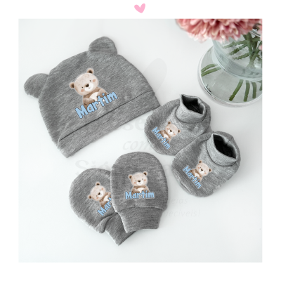 Conjunto cinzento de gorro, luvas e sapatinhos de bebé com urso e nome 'Martim'