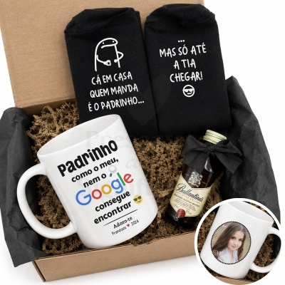 Conjunto de presente com caneca personalizada, meias pretas com texto e mini garrafa de whisky numa caixa de cartão