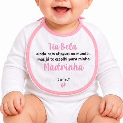 Babete de bebé branco e rosa com texto e duas pegadas cor-de-rosa