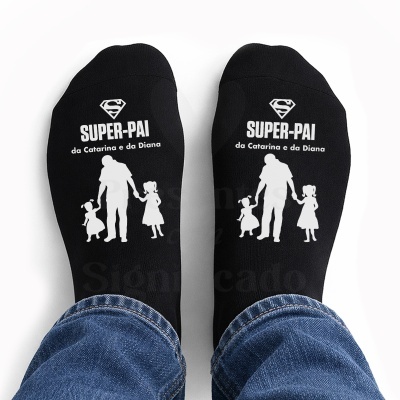 Par de meias pretas com texto e ilustração em branco