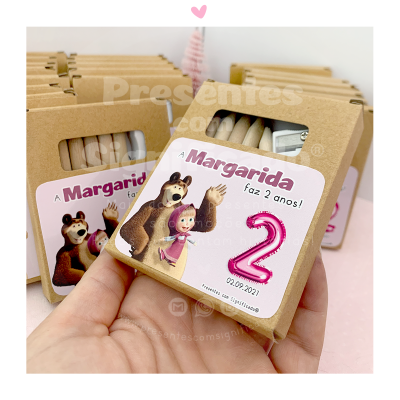 Caixas de papel reciclado com velas de aniversário personalizadas com etiqueta de desenho animado e texto em rosa