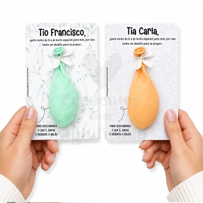 Balões verde e laranja em cartões com mensagens para Tio Francisco e Tia Carla