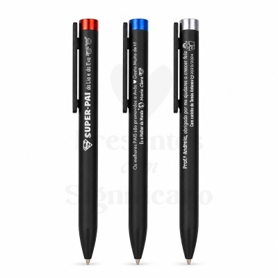 Três esferográficas pretas com texto personalizado e detalhes metálicos vermelho, azul e prata