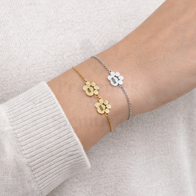 Braceletes com pingentes de pata gravados com nomes