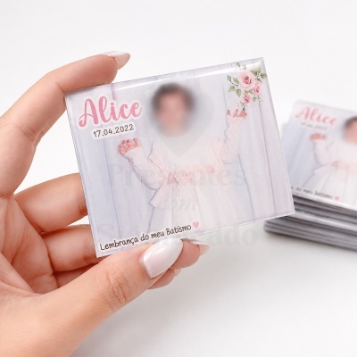 Imã de lembrança de batismo com foto de bebé e texto Alice 17.04.2022