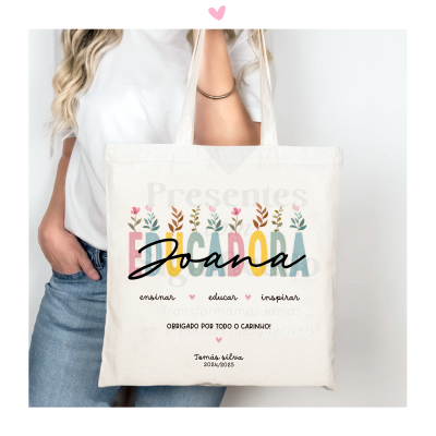 Saco de pano bege com texto colorido e preto, segurado na mão