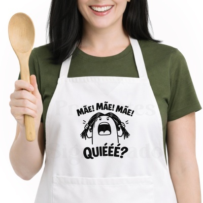 Avental branco com texto engraçado MÃE! MÃE! MÃE! QUIÉÉÉ? e desenho, usado por mulher com t-shirt verde, segurando colher de pau.