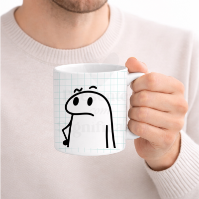 Caneca branca com desenho preto de personagem de traço simples e padrão quadriculado azul